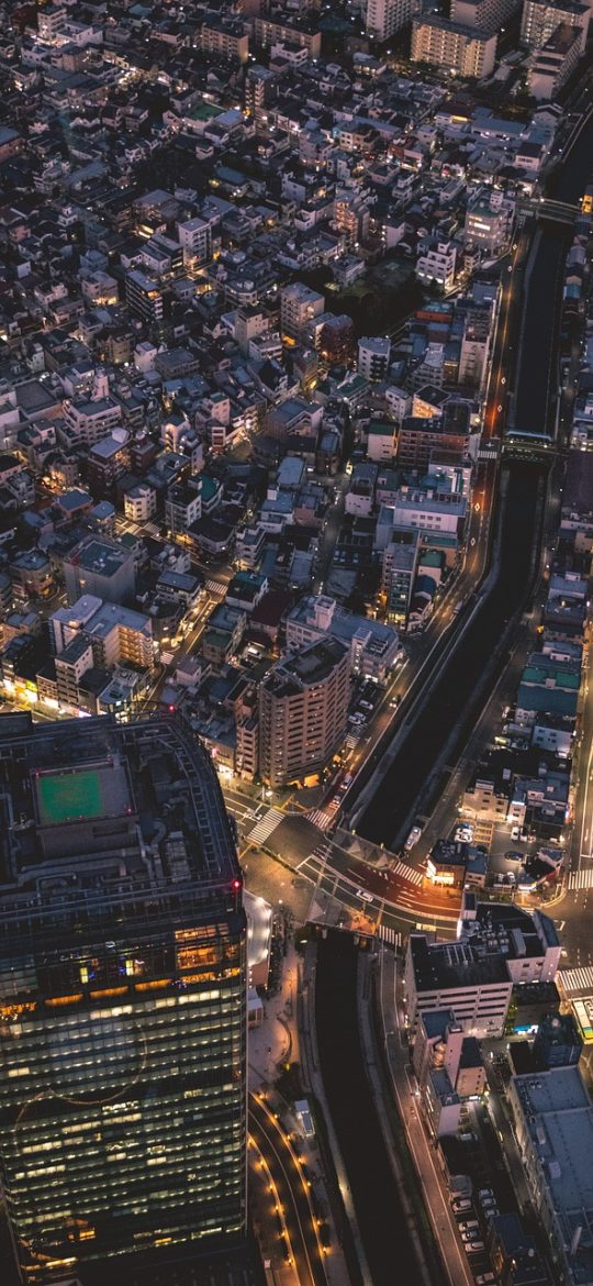 妻社 App 离线内容列表截图，每条缓存帖子右侧显示占用空间大小，顶部有清理缓存的入口
